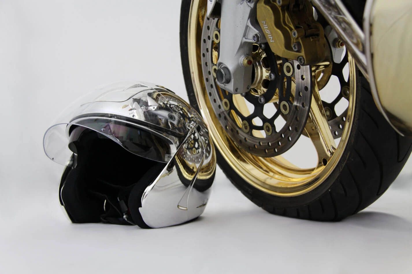 Chromlackierung bei Motorradhelm
