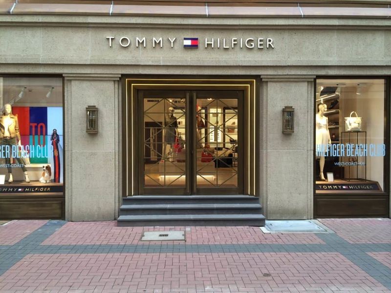 Bronze Blackpatina Aluminium (Tommy Hilfiger Filiale)