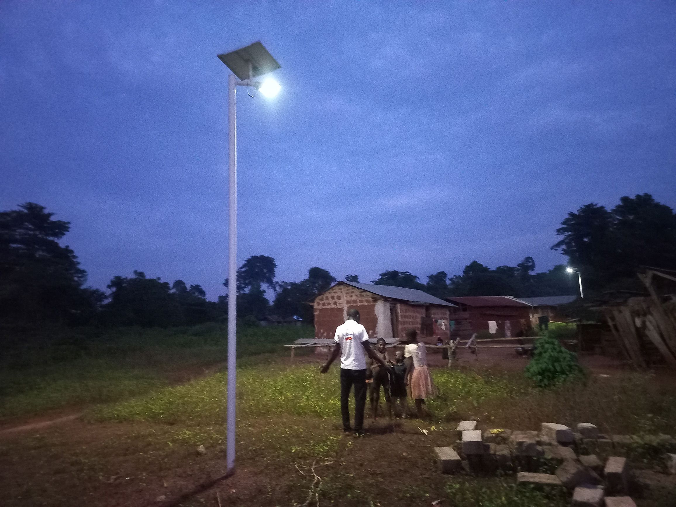 Soziale Verantwortung: Solarbetriebene Wegbeleuchtung im Projekt Madamfo Ghana