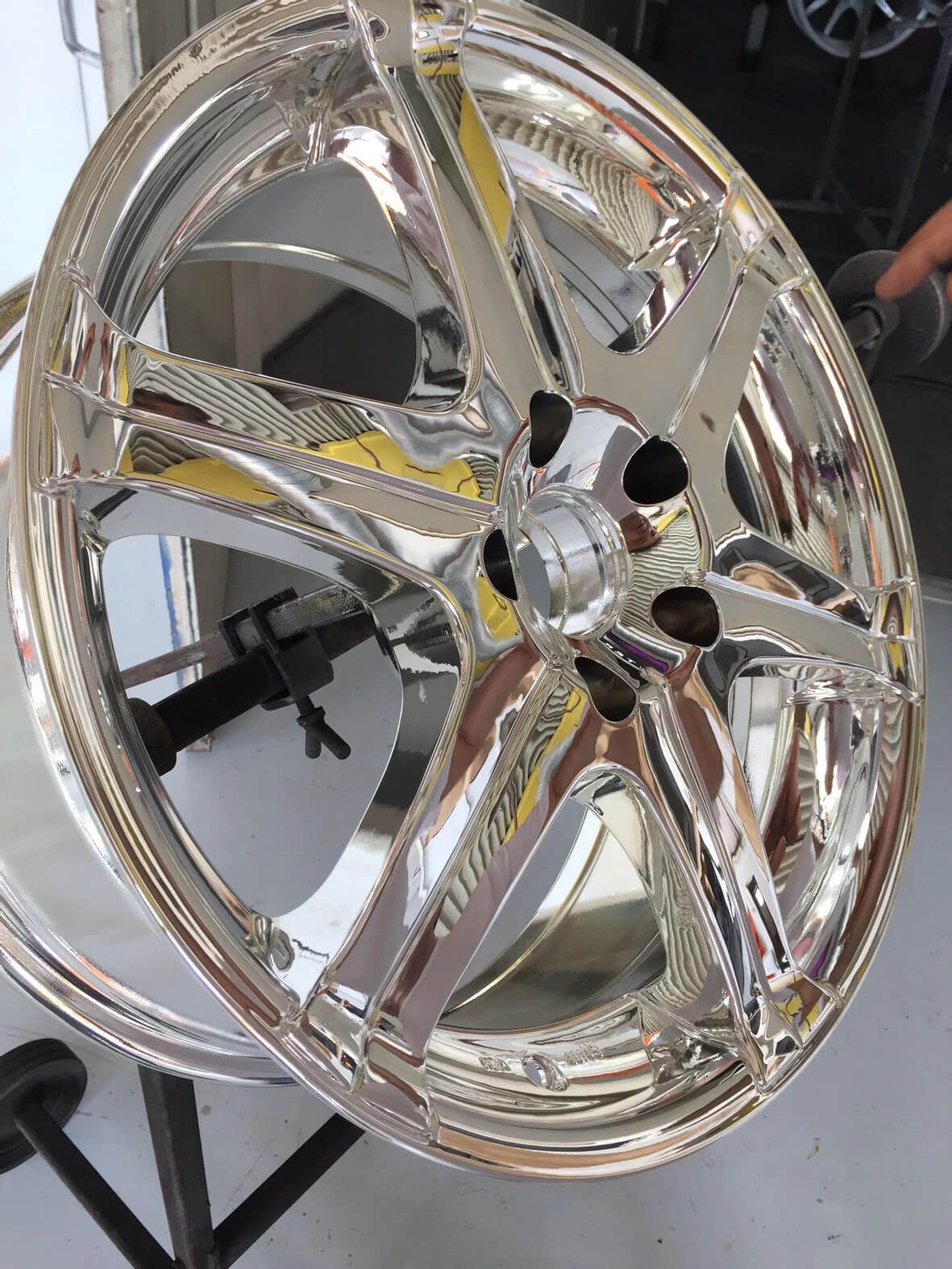 Chromlack am Automobil am Beispiel einer Felge