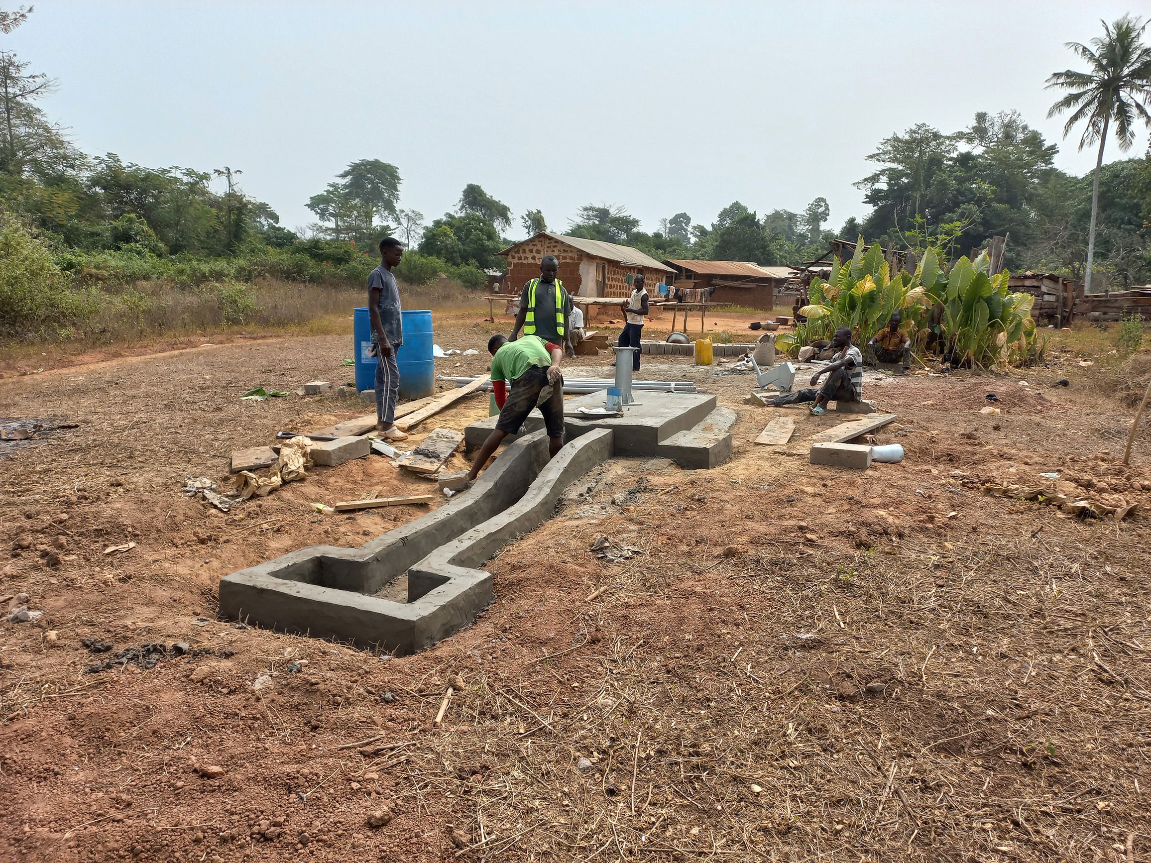 Soziale Verantwortung: Fundament der Brunnenanlage im Projekt Madamfo Ghana