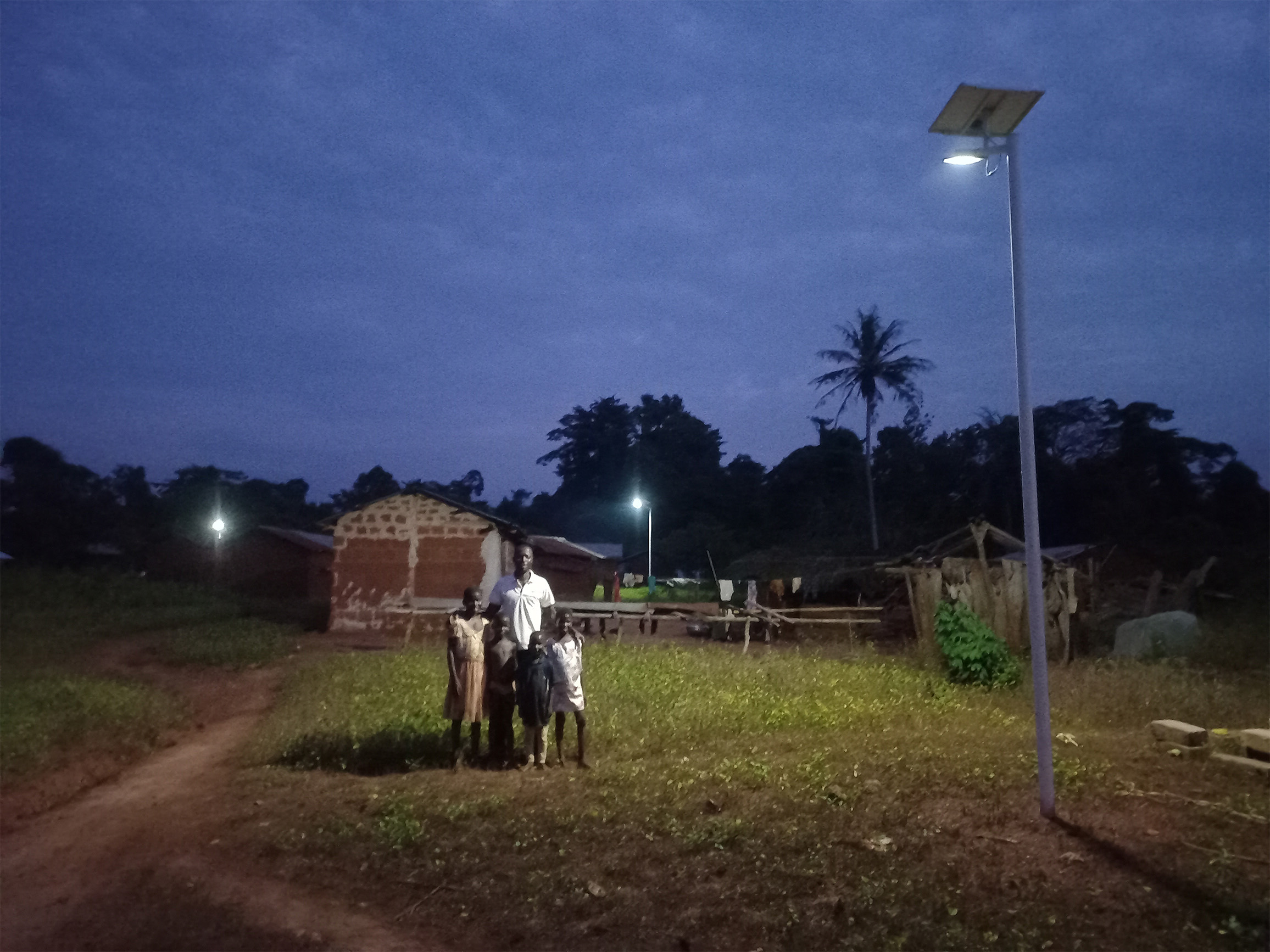 Dieses Bild verdeutlicht, dass nicht nur die Wasserversorgung (Brunnen) verbessert wurde, sondern durch die Beleuchtung auch die Sicherheit und soziale Interaktion nach Einbruch der Dunkelheit.